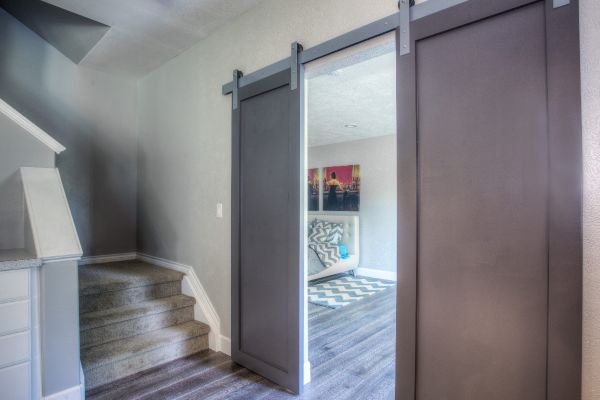 Puertas Pamplona · Instalación de puerta corredera de madera en Pamplona