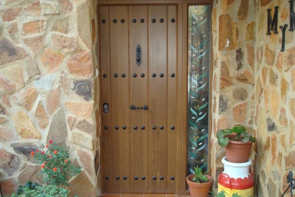 Puertas Pamplona · Instalación de puerta de entrada exterior en Pamplona