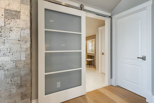 Puertas Pamplona · Montaje de puerta corredera lacada en blanco en Pamplona